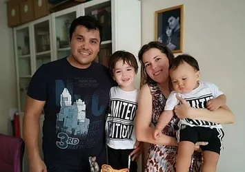 Babanın "asimile" çığlığı: Çocuklarıma alkol içiriyor her pazar kiliseye götürüyor