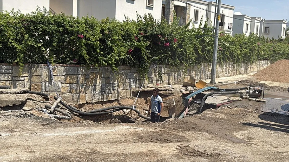 Bodrum'da ana su isale hattı patladı! Yol dibe göçtü