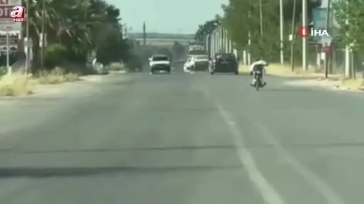 Motosiklet sürücüsünün ölüme davetiye çıkardığı anlar kamerada
