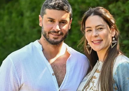 Berk Oktay ile Yıldız Çağrı Atiksoy 3 aylık kızları Mira Milena'yla Maldivler'de!