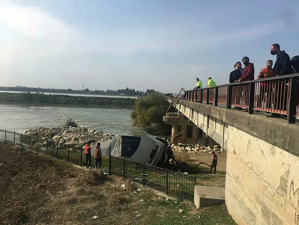 Adana'da feci kaza: Kontrolden çıkan TIR köprüden düştü - 3