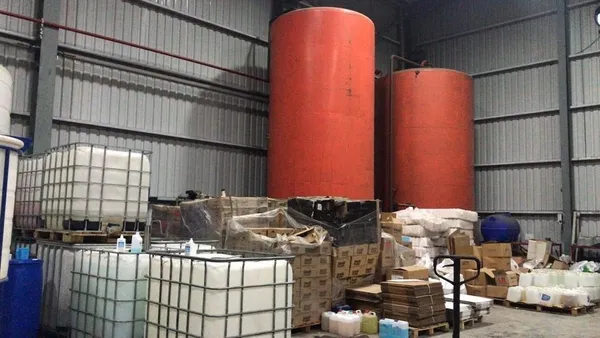 son-dakika-zehir-operasyonu-binlerce-litre-sahte-ve-kacak-icki-ele-gecirildi-1639549728084.jpeg Son dakika: 'Zehir' operasyonu! Binlerce litre sahte ve kaçak içki ele geçirildi - 2