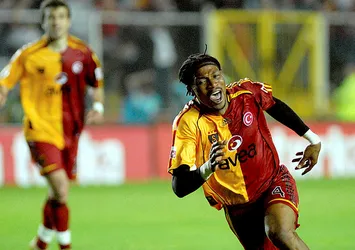 Galatasaray'ın eski futbolcusu Rigobert Song corona virüs nedeniyle karantinada