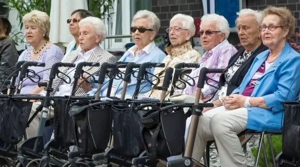 Almanya Maliye Bakanı ne yapacağını şaşırdı! Öğrencilerin tepkisi şoke etti