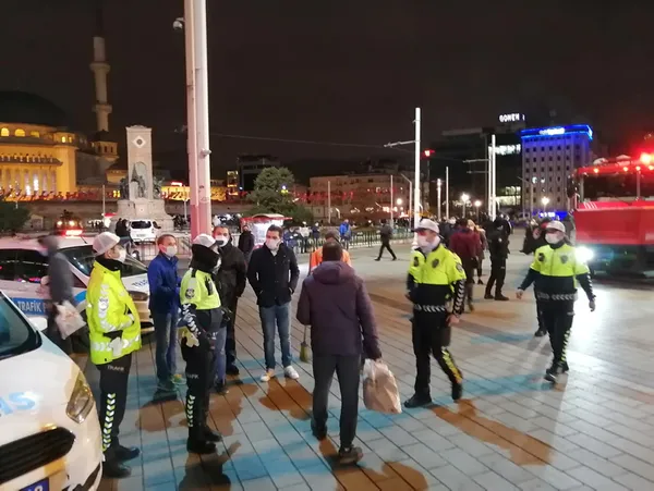 son-dakika-taksim-metro-istasyonu-intihar-girisimi-nedeniyle-kapatildi-1606321160176.jpg Son dakika: Taksim Metro İstasyonu intihar girişimi nedeniyle kapatıldı! - 2