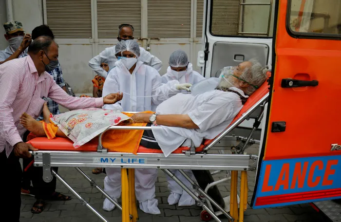 Salgının yeni merkezi Hindistan'dan şoke eden görüntü! Ambulans bulamayan anne ölen oğlunu kendi taşıdı - 1