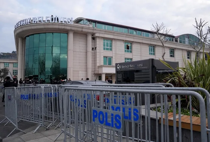 chpli-beykoz-belediye-baskani-alaattin-koseler-gozaltina-alindi-1740640972018.jpeg Beykoz Belediyesi önünde geniş güvenlik önlemleri alındı (AA)