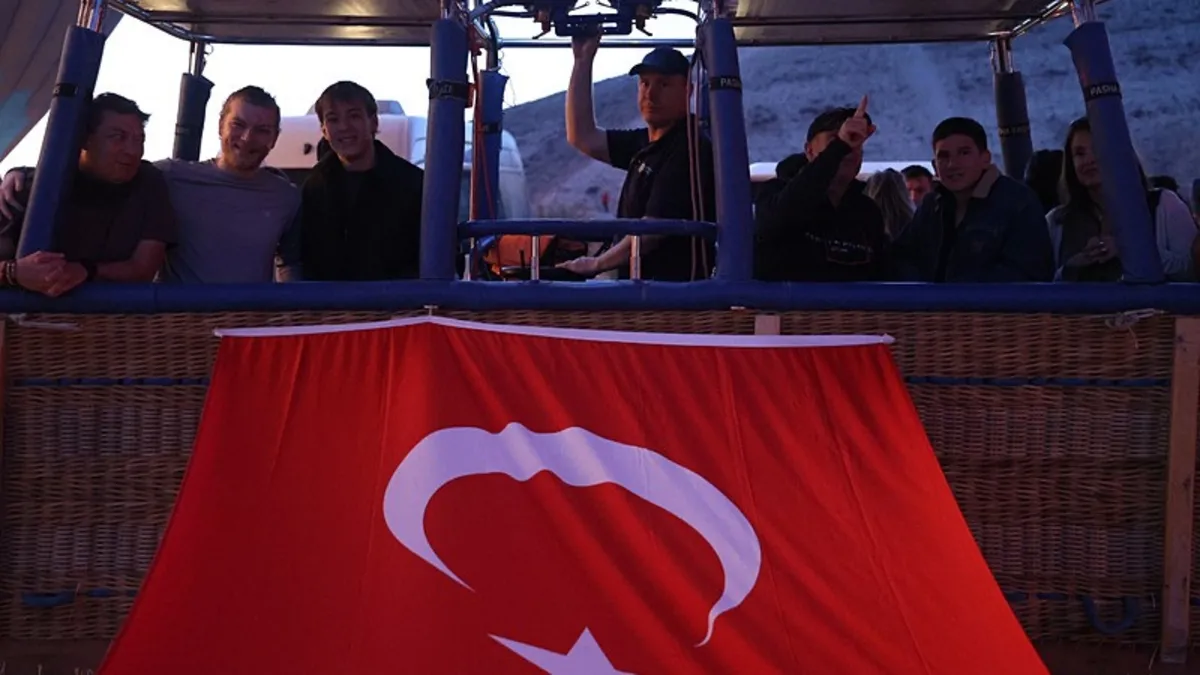 Kapadokya'da balonlar bayraklarla havalandı