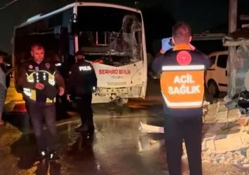 Minibüs eve daldı! Duvar yıkıldı hasar oluştu