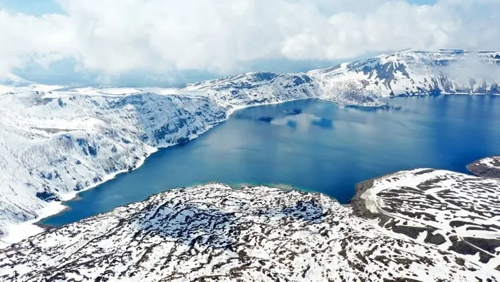 Masal dünyasını andıran görüntüler! Nemrut Krater Gölü büyüledi