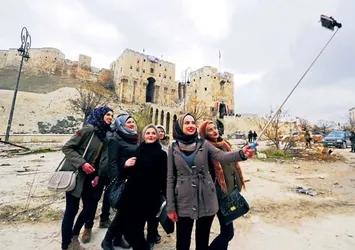 Halep harabelerinde hatıra selfiesi!