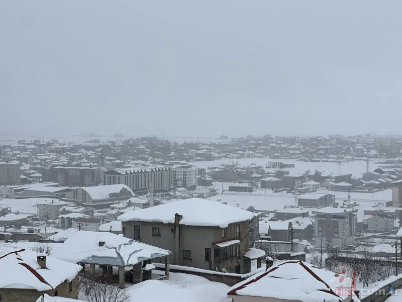 Hakkari'de kar yağışı şehri beyaza bürüdü! Onlarca köy yolu ulaşıma kapandı 20