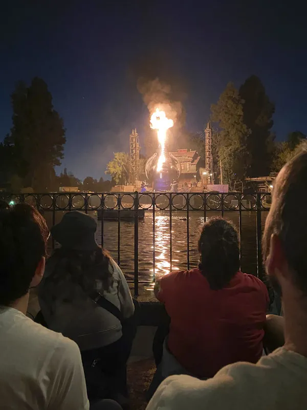 1682331579290.jpg Disneyland'da korku dolu anlar! Alev alan mekanik ejderha paniğe yol açtı - 4