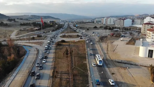 43 ilin geçiş noktasında trafik kilitlendi! Binler kişi yollara akın etti - 1