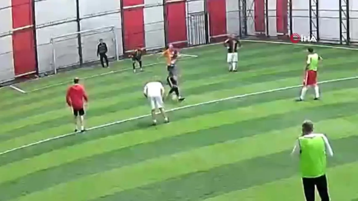 Ölüm halı sahada yakaladı! Kalp krizi geçirdi fark etmeyen arkadaşları maça devam etti