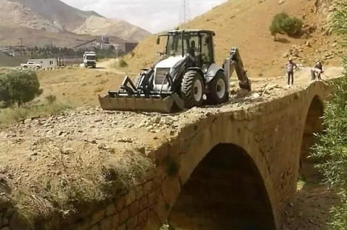 800 yıllık tarihi köprüye kepçeli müdahale! Valilik harekete geçti