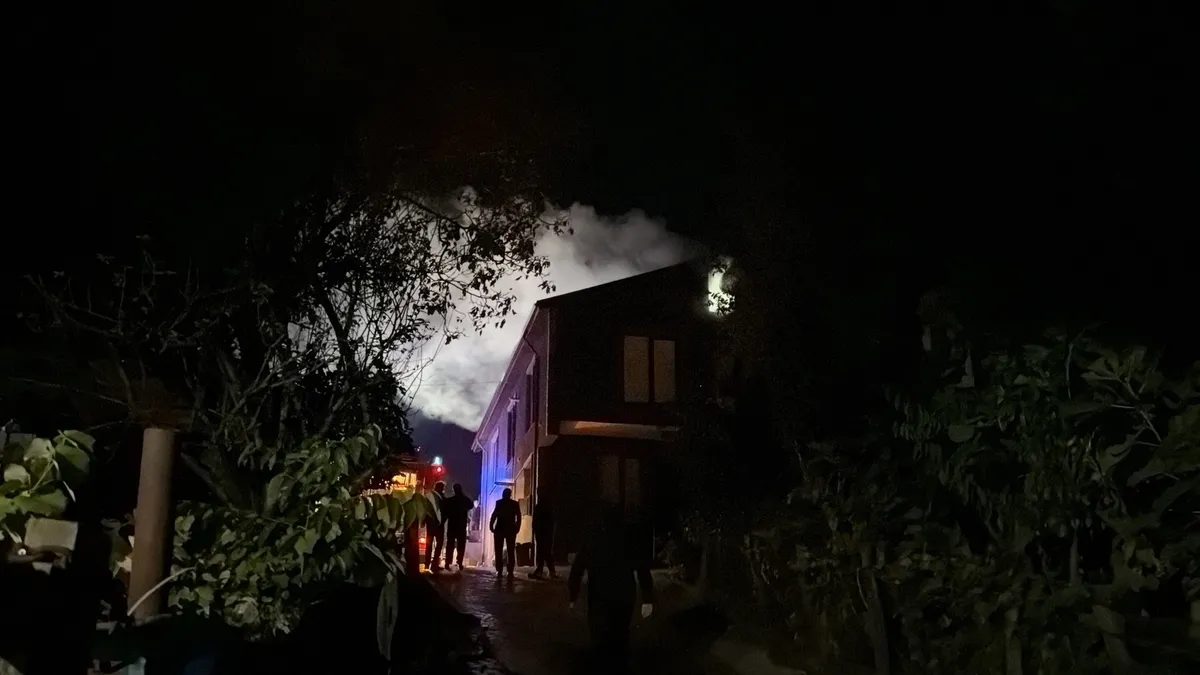 duzcede-korkutan-ev-yangini-1791239825645.jpg Düzce'de korkutan yangın! İki katlı ahşap ev alevlere teslim oldu - 1