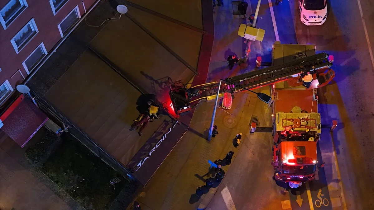 Eskişehir'de balkondan işyerinin tentesine düşen şahıs yaralandı