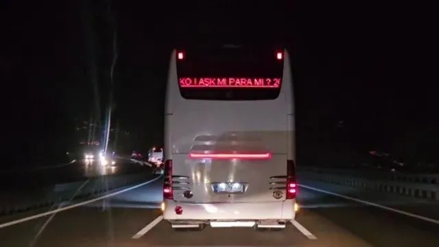 Otobüsün arkasındaki yazıyı gören şoke oldu! Sürücüleri ikiye böldü