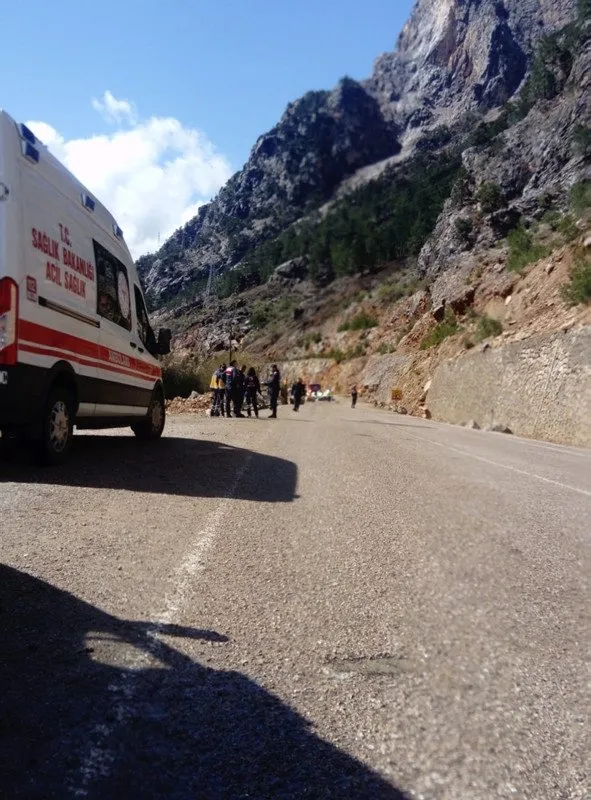 Adana’da heyelan faciası! Araçlarına kaya düşen 4 öğretmen can verdi