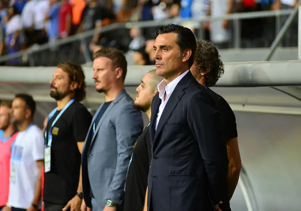 montella-sahaya-girip-balotellinin-uzerine-yurudu-adana-demirlisporlu-oyuncular-kavgayi-zor-ayirdi-1661633471626.jpg Montella sahaya girip Balotelli'nin üzerine yürüdü! Adana Demirlisporlu oyuncular kavgayı zor ayırdı - 3