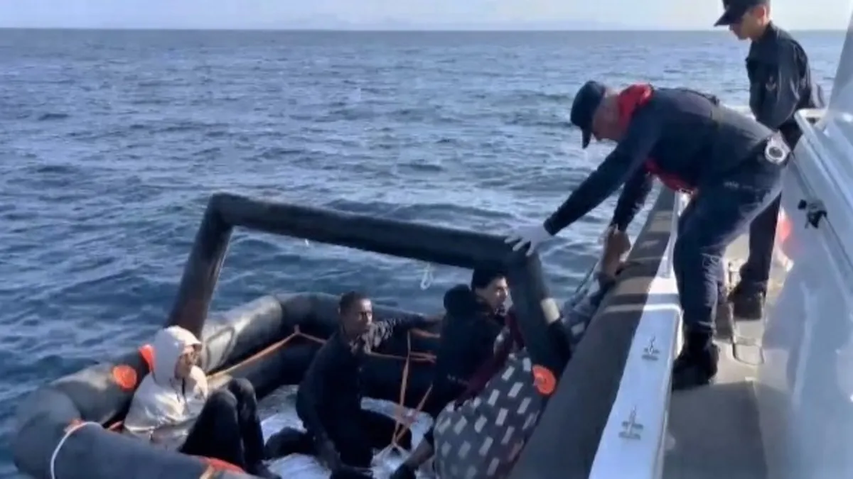Aydın'da Türk karasularına itilen 4 düzensiz göçmen kurtarıldı