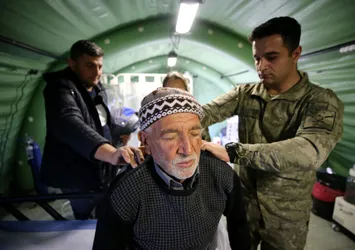 Mehmetçiğin kurduğu Seyyar Sahra Hastanesi depremzedelerin yaralarını sarıyor!