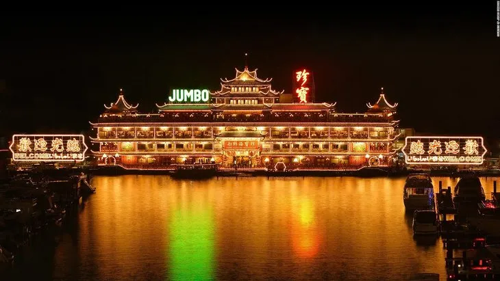 Yüzen restoran Güney Çin Denizi’nde battı! Hong Kong’un simgesinden kötü haber