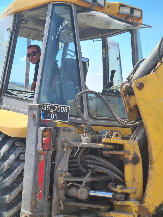 CHP’li Karaburun Belediyesi uyarı levhası astığı yere moloz dökerken yakalandı!