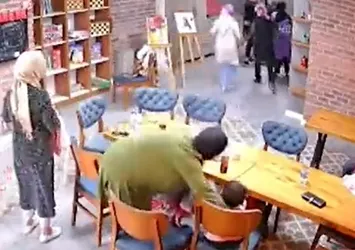 Küçük çocuğun nefes borusuna yemek kaçtı! Kafe personeli son anda yetişti! İşte o anlar...