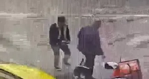 Kuryeyi bir de o çarptı! Vicdansızlık kamerada!