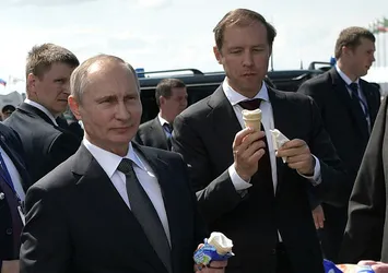 Putin, silah fuarında dondurma dağıttı