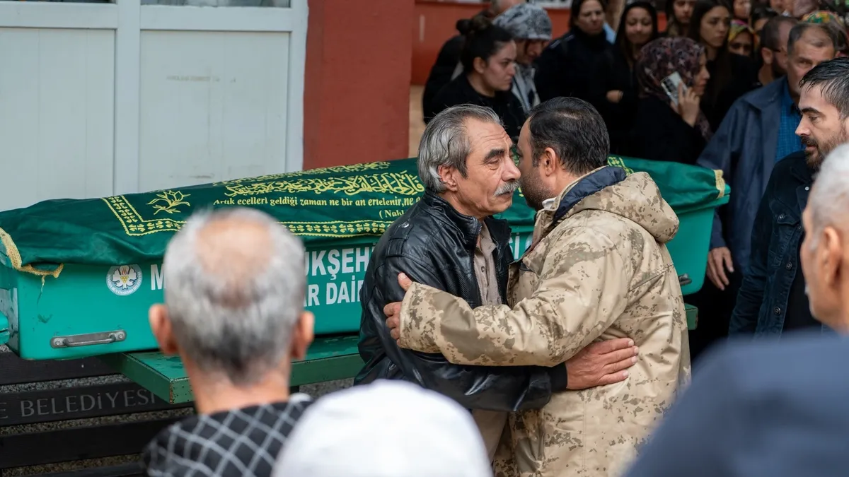 Manisa'daki feci kazada hayatını kaybeden aile son yolculuğuna uğurlandı