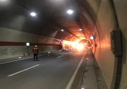 Trabzon'da tünel içinde can pazarı! Alev topuna dönen otomobilin sürücüsü yanarak can verdi