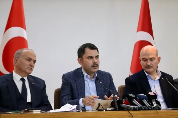 bakanlar-suleyman-soylu-ve-murat-kurumdan-duzce-depremi-aciklamasi-devletten-kira-ve-esya-yardimi-iste-verilec-1669328980455.jpg Bakanlar Süleyman Soylu ve Murat Kurum'dan Düzce depremi açıklaması! Devletten kira ve eşya yardımı! İşte verilecek rakam… - 4