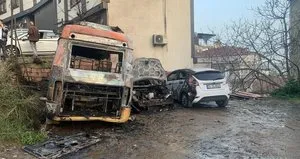 Beyoğlu’nda park halindeki 3 araç yandı