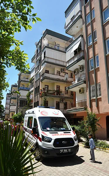 Babasını kanlar içinde bulan çocuk sinir krizi geçirdi