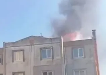 3 katlı binanın çatısı alev alev yandı