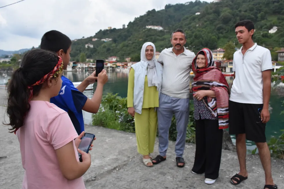 hatice-teyzenin-ruyasi-gercek-oldu-muhammed-salah-karadeniz-sofrasina-konuk-oldu-1786463752007.jpg Hatice teyzenin rüyası gerçek oldu! Muhammed Salah Karadeniz sofrasına konuk oldu - 2