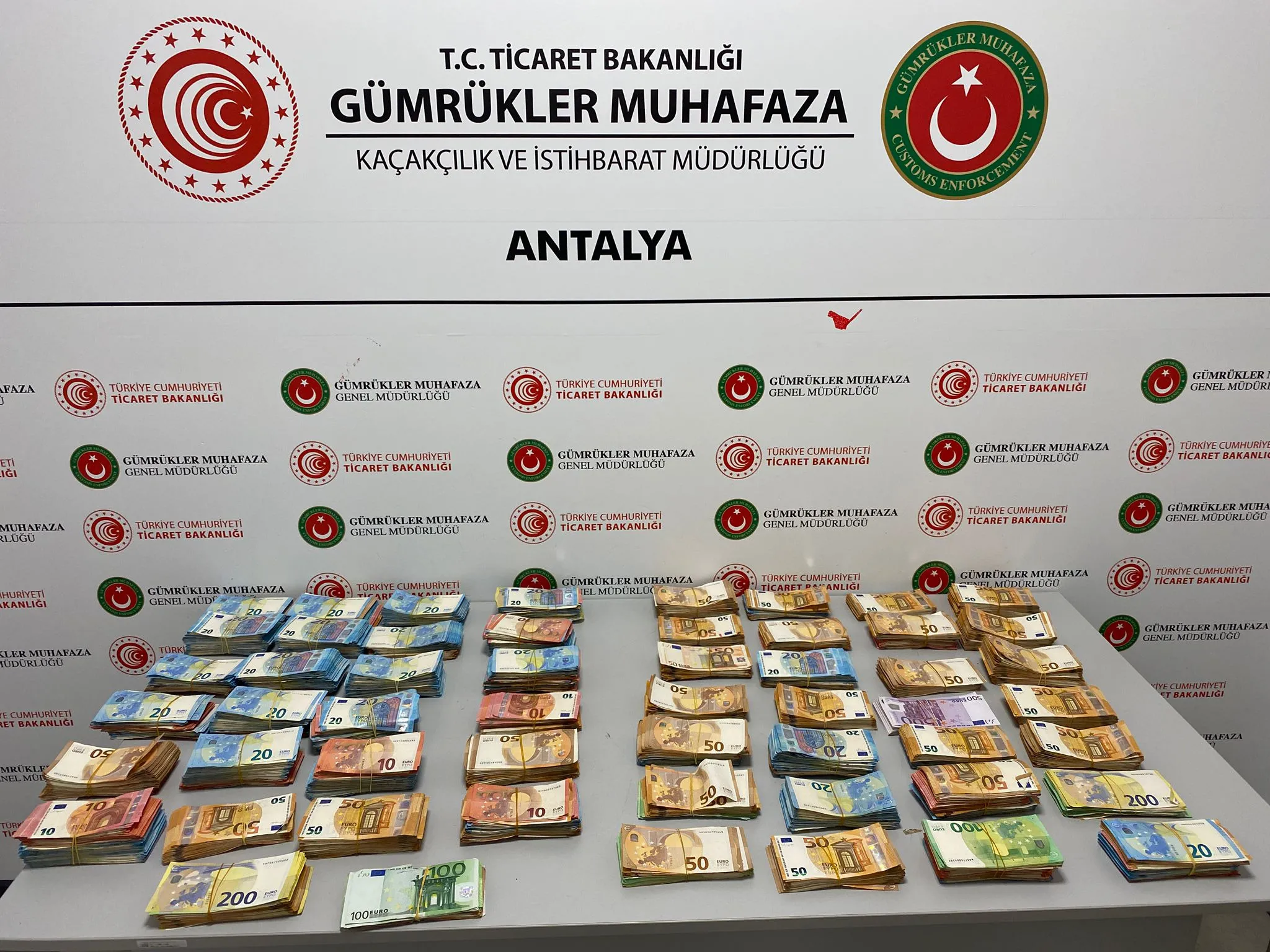 Antalya Havalimanı'nda şoke eden yöntem! Bebek bezlerinden s