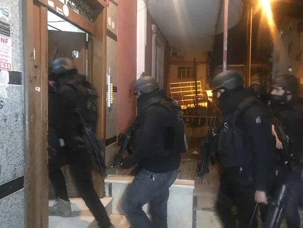 son-dakika-istanbulda-helikopter-destekli-pkk-operasyonu-11-gozalti-1614298549200.jpg Son dakika: İstanbul'da helikopter destekli PKK operasyonu: 11 gözaltı - 3