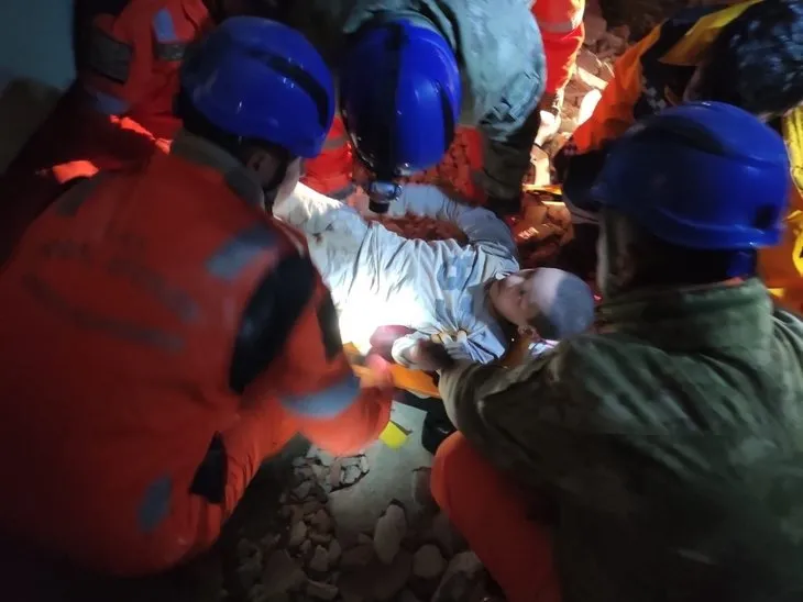 Mehmetçik deprem bölgesinde var gücüyle aralıksız çalışıyor
