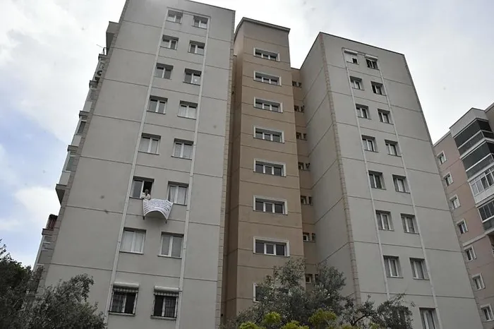 izmirde-apartman-gorevlisinin-saldirisina-ugradi-sesini-duyurmak-icin-pankart-asti-1713370035080.jpeg İzmir'de şiddete pankartlı tepki! Apartman görevlisi kabusu yaşattı: Sesini böyle duyurdu - 5