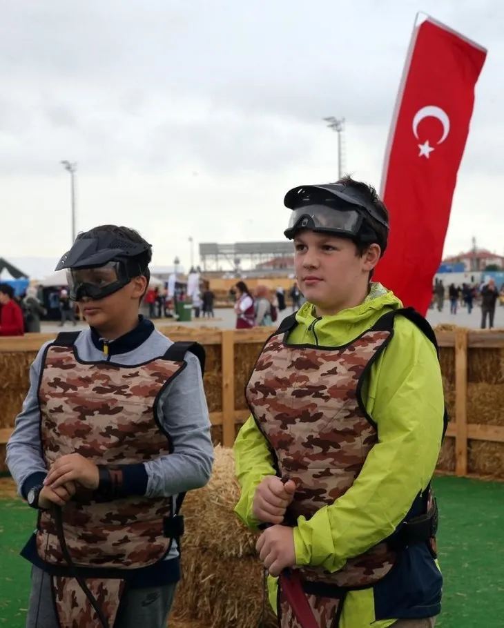 Bakan Berat Albayrak ve Bilal Erdoğan’ın çocukları Etnospor Kültür Festivali’nde ok attı