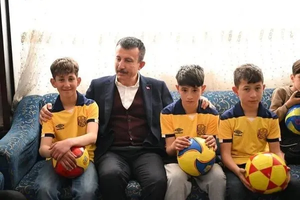 chpli-veli-gunduz-sahin-irak-turkmeni-cocuklara-nefret-kusmustu-ak-partili-asim-balcidan-insanlik-dersi-cocukl-1708721655487.jpeg CHP'li Veli Gündüz Şahin Irak Türkmeni çocuklara nefret kusmuştu! AK Partili Asım Balcı'dan insanlık dersi: Çocukları ziyaret etti - 2