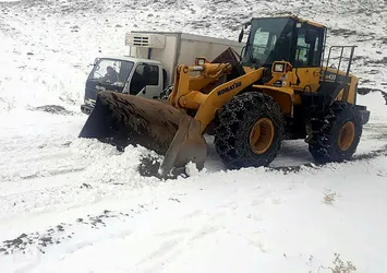 Buz tutan yolda düşen öğretmene ulaşmak için ekipler seferber oldu