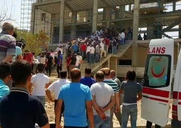 Mardin'de cami inşaatı çöktü!