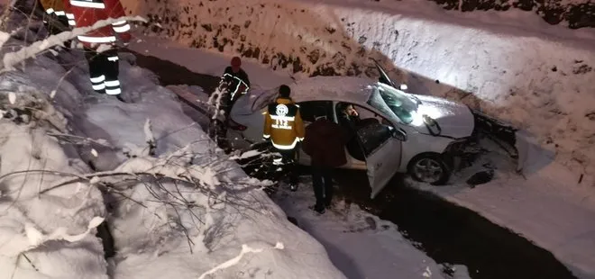Maltepe’de buzlanan yolda kayan araç dereye uçtu! Baba ve oğul yaralandı