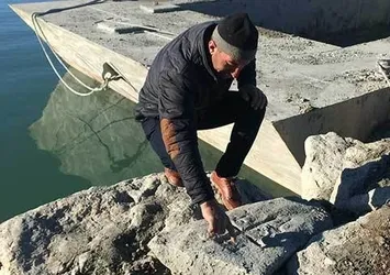 Van Gölü'nden 'haç' figürlü taşlar çıktı