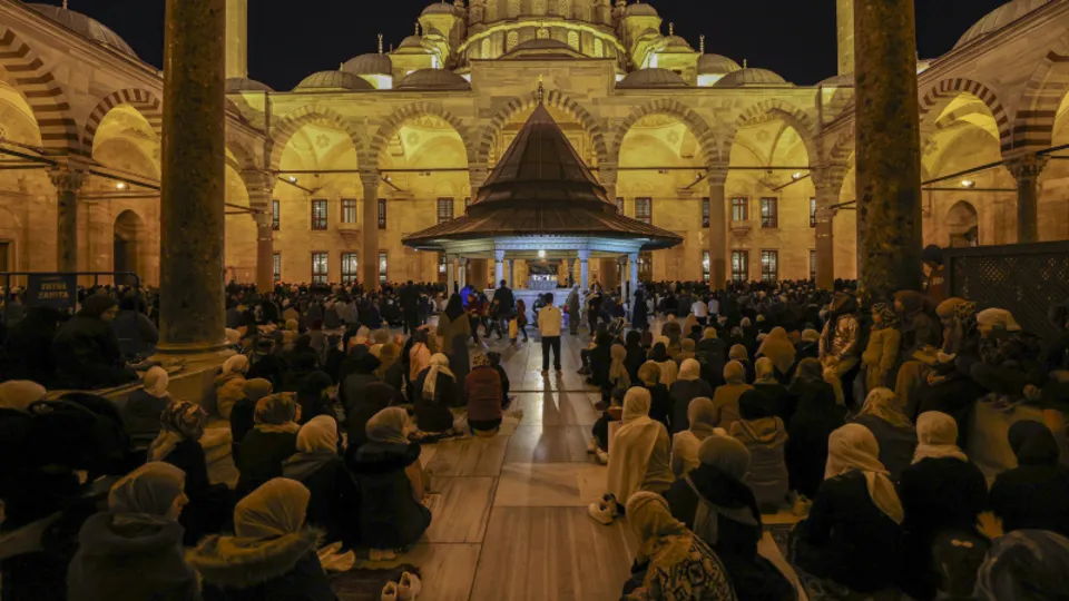 Kadir Gecesi'nde İstanbul'da camiler doldu taştı